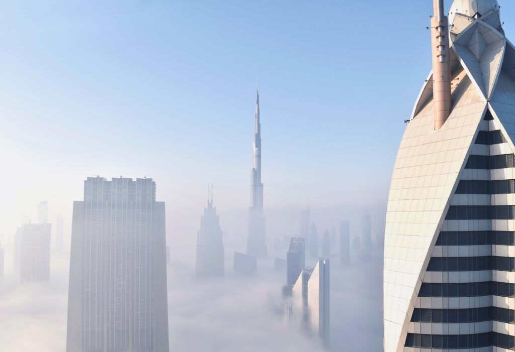 Wolkenkratzer in Dubai bei morgenlichem Nebel